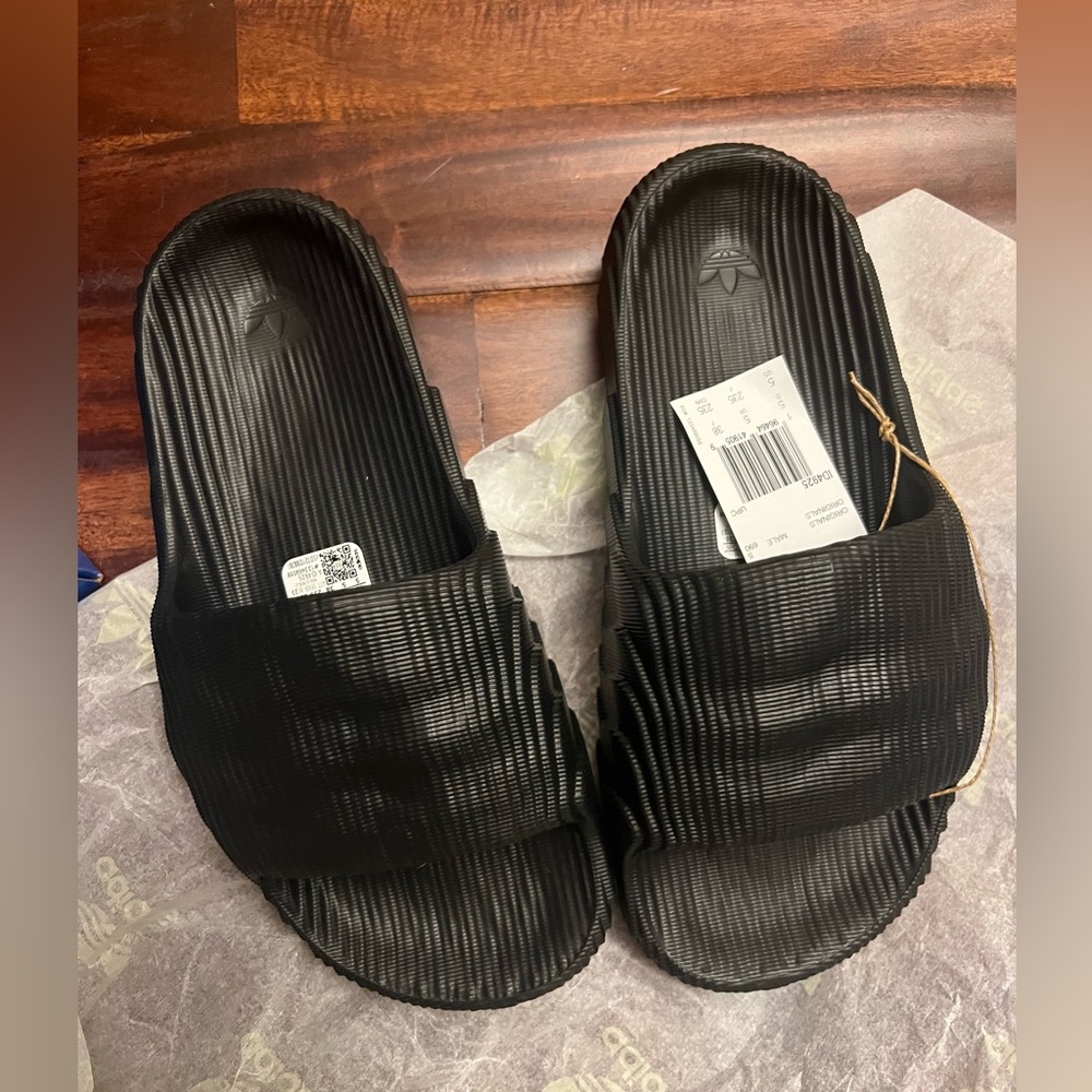 Man 5 / Women 6 Adidas Originals Adilette 22 Black Scarlet Unisex Slip On Sandal